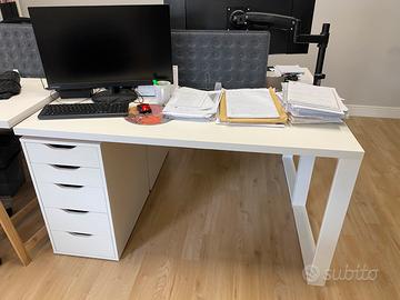Scrivania con cassettiera