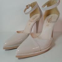 Splendide décolleté beige. Laccate e camoscio 39