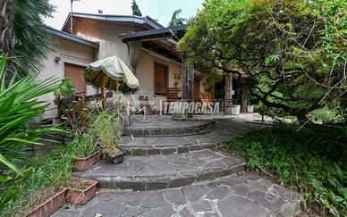 Villa Singola di Prestigio con Ampio Giardino Priv