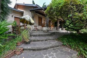 Villa Singola di Prestigio con Ampio Giardino Priv