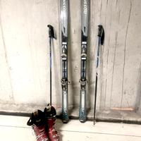 Coppia di sci e bastoni da sci