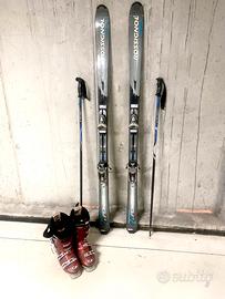 Coppia di sci e bastoni da sci