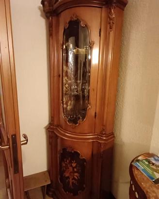 Angoliera intarsiata in legno in stile