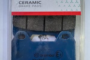 Pastiglie freno anteriori Brembo.