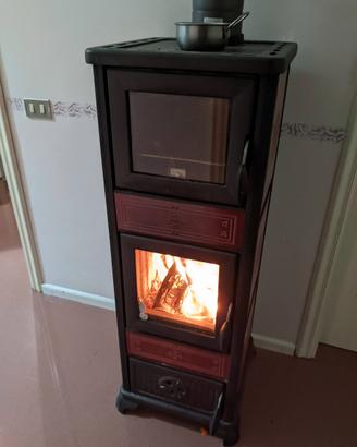 Stufa a legna con forno Italiana Camini Dafne