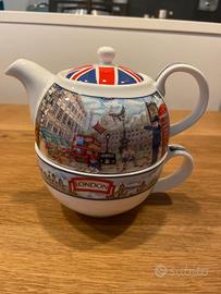 Teiera in porcellana con tazza da the