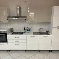 Cucina con tavolo e sedie