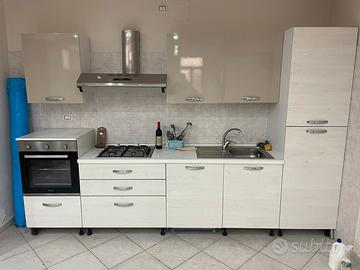 Cucina con tavolo e sedie