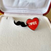 Orecchini a lobo cuore e baffi all’inglese