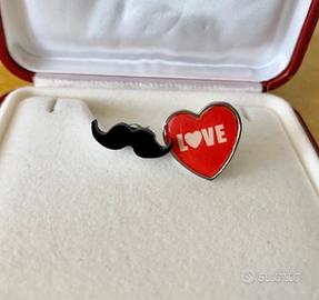 Orecchini a lobo cuore e baffi all’inglese