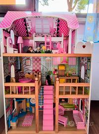 Casa delle bambole in legno con accessori