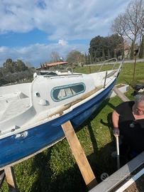 barca con motore entrobordo.