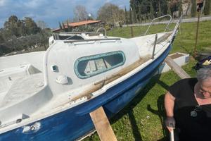 barca con motore entrobordo.