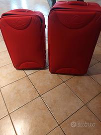 Set 2 Trolley Rossi ,medio più grande ,marca Carpi