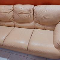 Divani tre e due posti. 