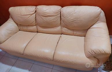 Divani tre e due posti. 