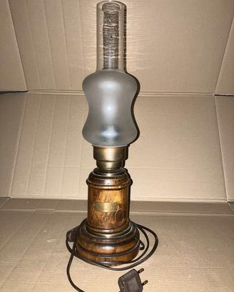 Lampada da tavolo in legno metallo e vetro