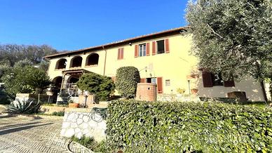 Villa di 657 m² con più di 5 locali a Pistoia