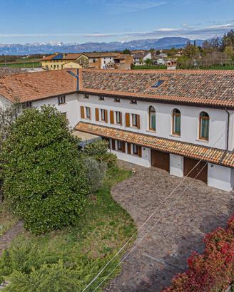 BIFAMILIARE COMPOSTA DA DUE UNITA' CON GIARDINO...