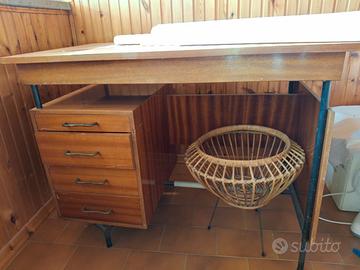 Scrivania svedese con vano sottopiano