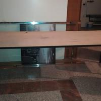 Tavolo in legno con piedi in ferro