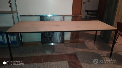 Tavolo in legno con piedi in ferro