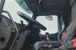 Motrice Volvo anno 1996 con sponda idraulica