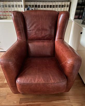 Poltrona bergère Baxter in pelle con pouf