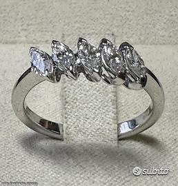 ANELLO IN ORO 18kt. CON DIAMANTI NAVETTE NATURALI