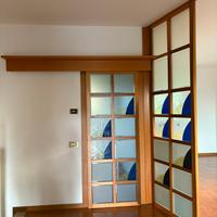 Porta scorrevole con vetrata