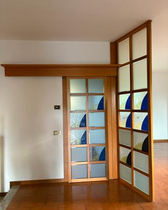 Porta scorrevole con vetrata