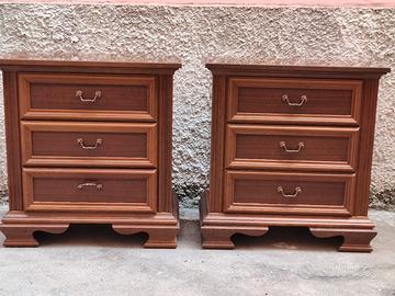 N.2 comodini in legno 