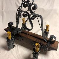 Lampadario vintage in ferro battuto e legno