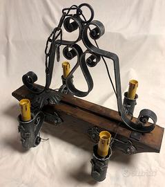 Lampadario vintage in ferro battuto e legno