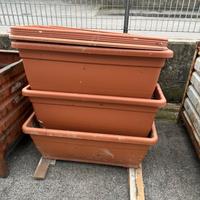 Vasi fioriere con terra o senza