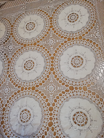 Copriletto matrimoniale a uncinetto, colore beige