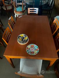 Tavolo moderno con sedie.