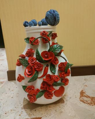 Giara decorata a mano con rose in creta