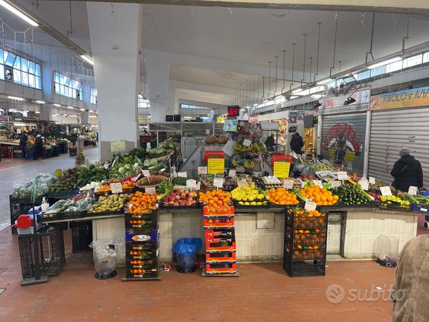 Frutteria mercato coperto piazza delle Iris