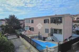 PORZIONE DI BIFAMILIARE A GIUGLIANO IN CAMPANIA