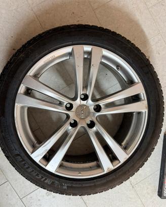 Tesla model S Cerchi 19 MAC  completi di gomma