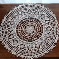 Centrino colore écru lavorato ad uncinetto