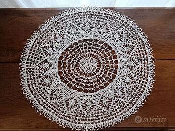 Centrino colore écru lavorato ad uncinetto