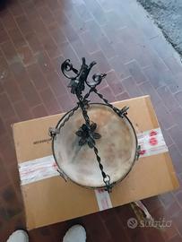 Lampadario in ferro battuto con simboli floreli