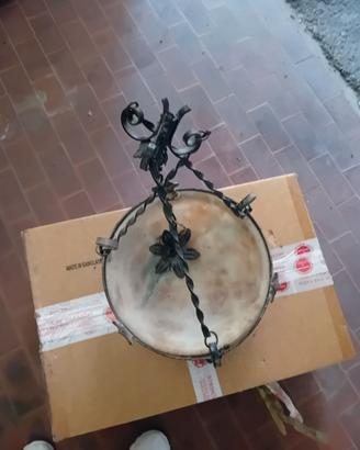 Lampadario in ferro battuto con simboli floreli