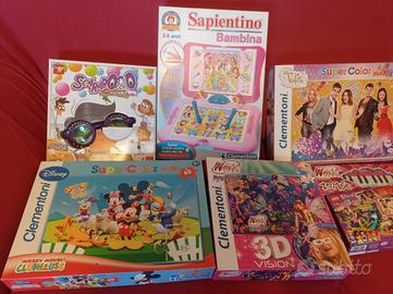 Giochi in scatola e puzzle bambina.