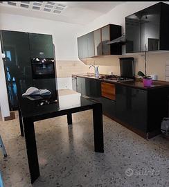 cucina, divano e freezer 