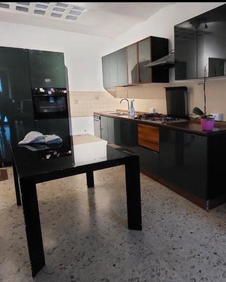 cucina, divano e freezer 