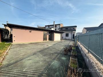 Ronco all'Adige: bifamiliare con giardino