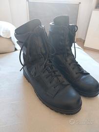 Anfibi modello magnum